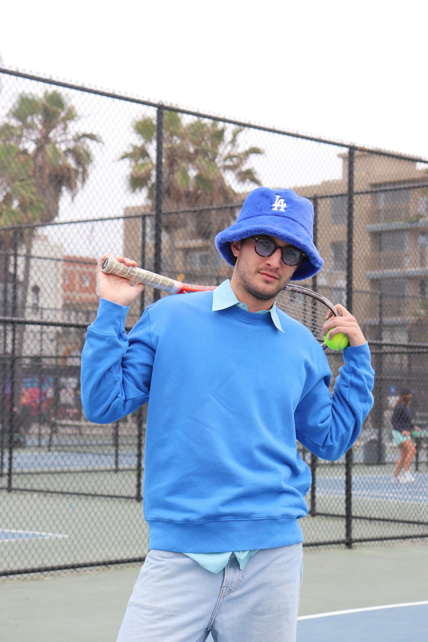 Ocean blue crewneck with bucket hat outfit